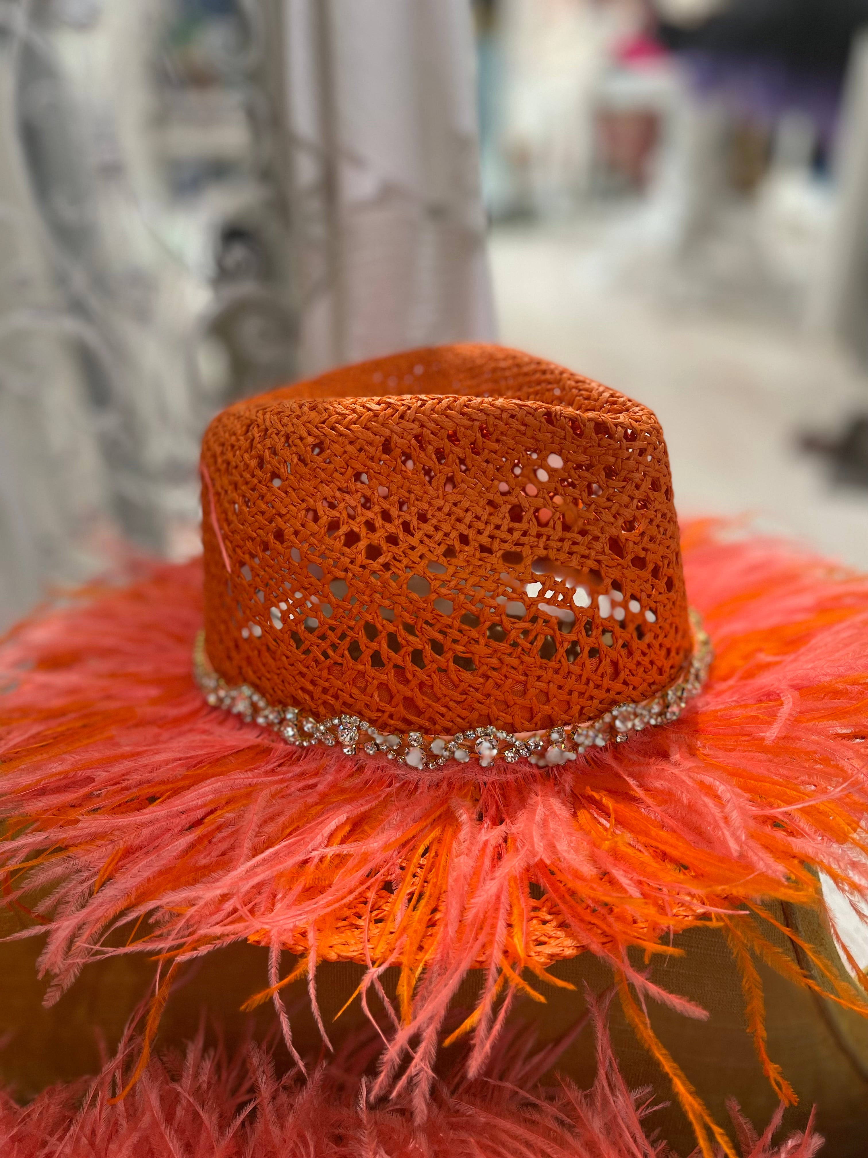 Cappello piume arancio