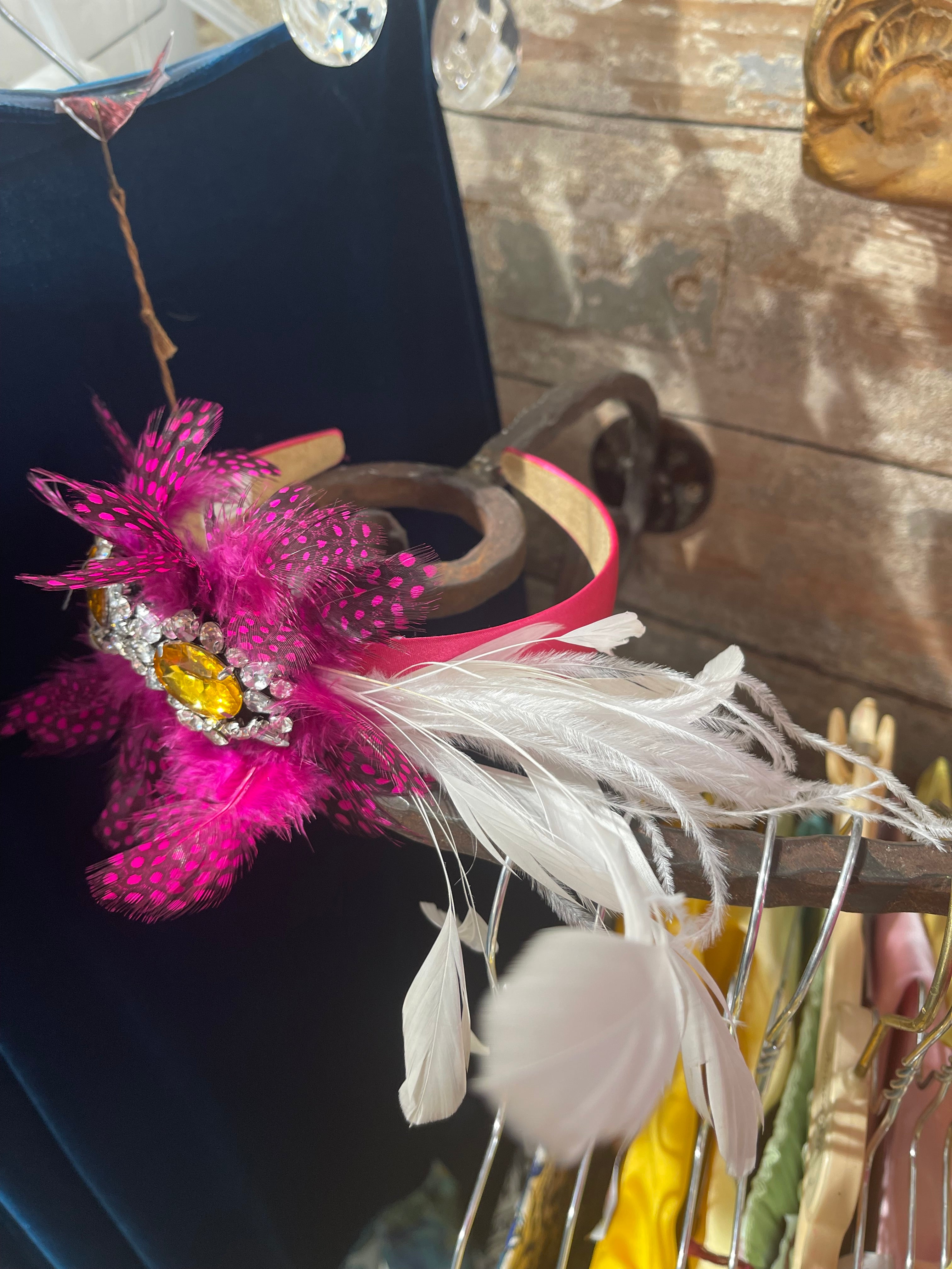 Cappellino piume fuxia e bianche