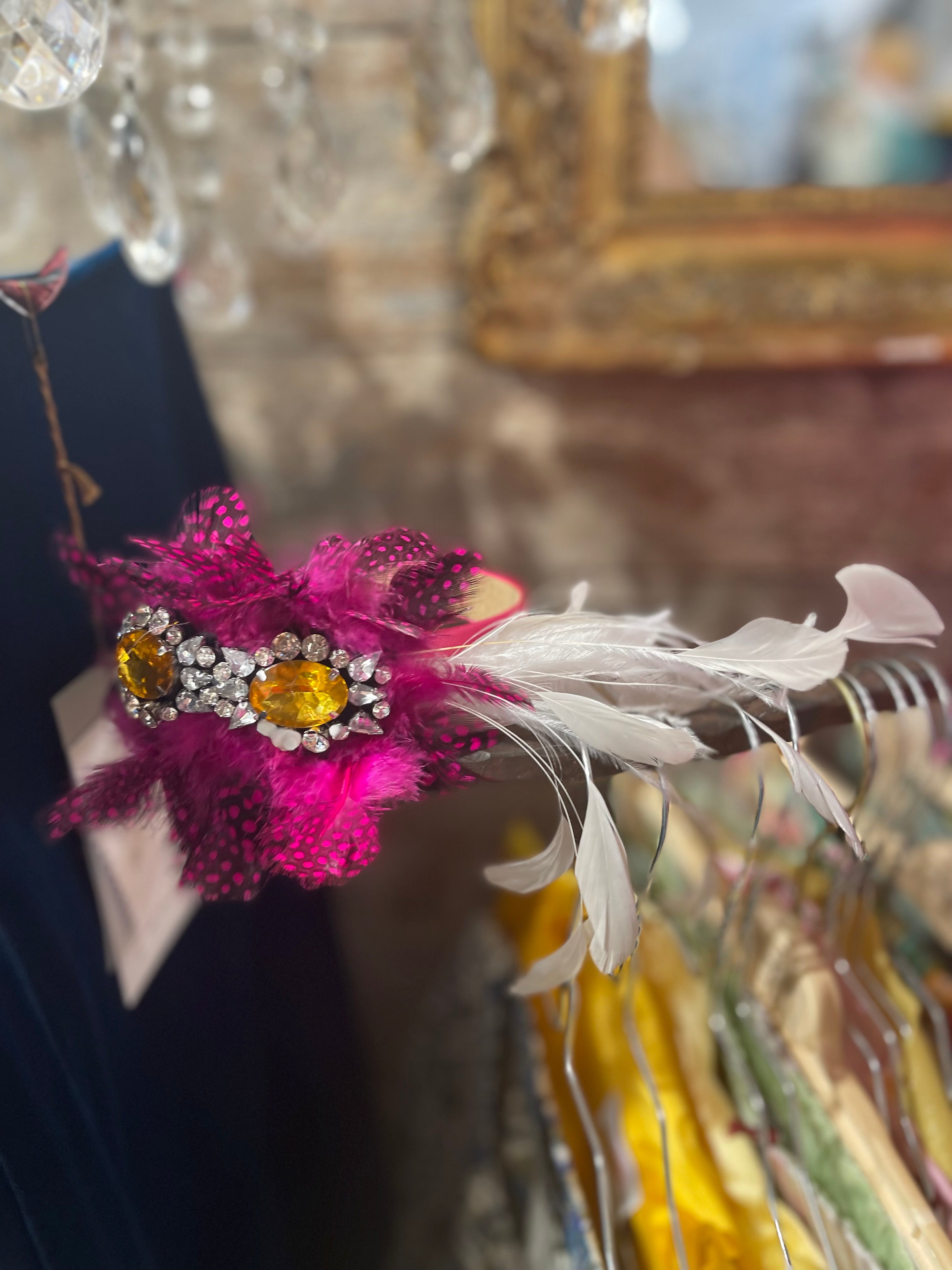 Cappellino piume fuxia e bianche