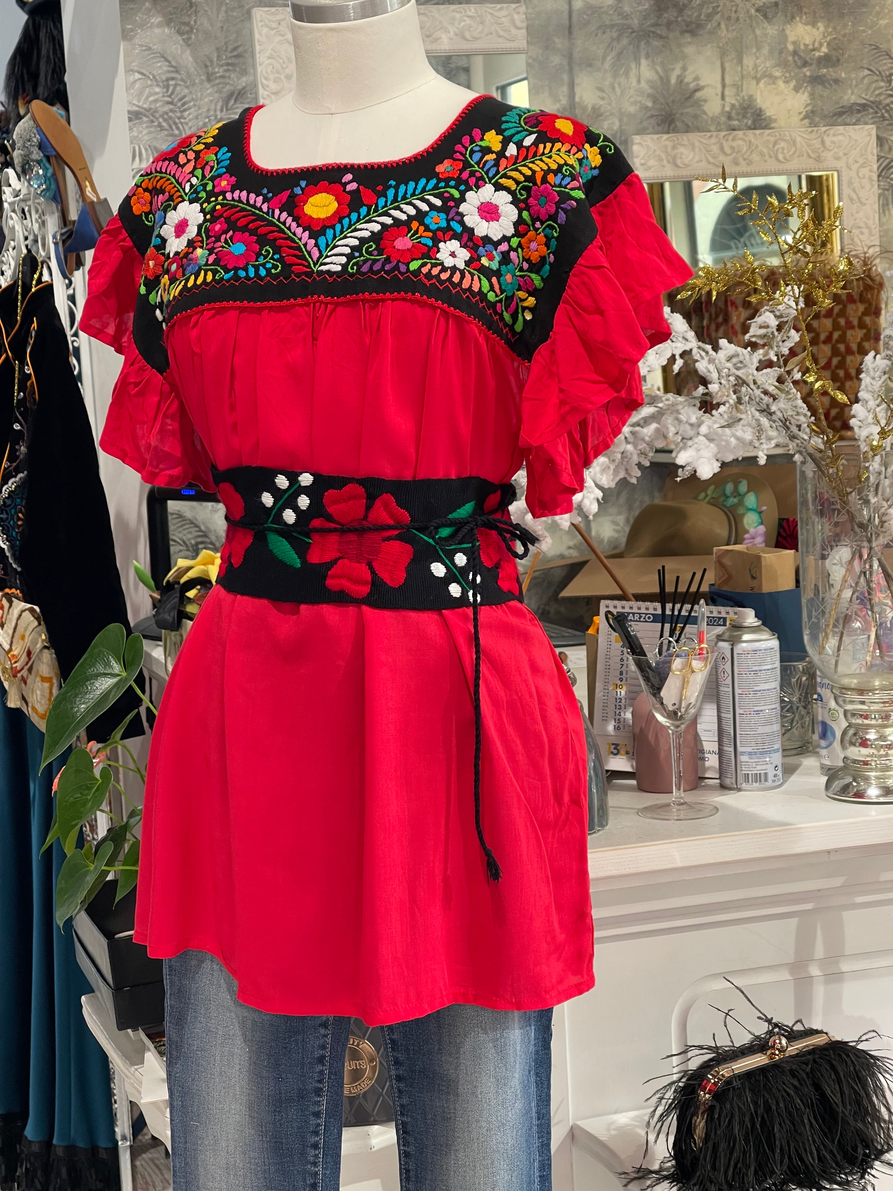 Blusa ricamata a mano