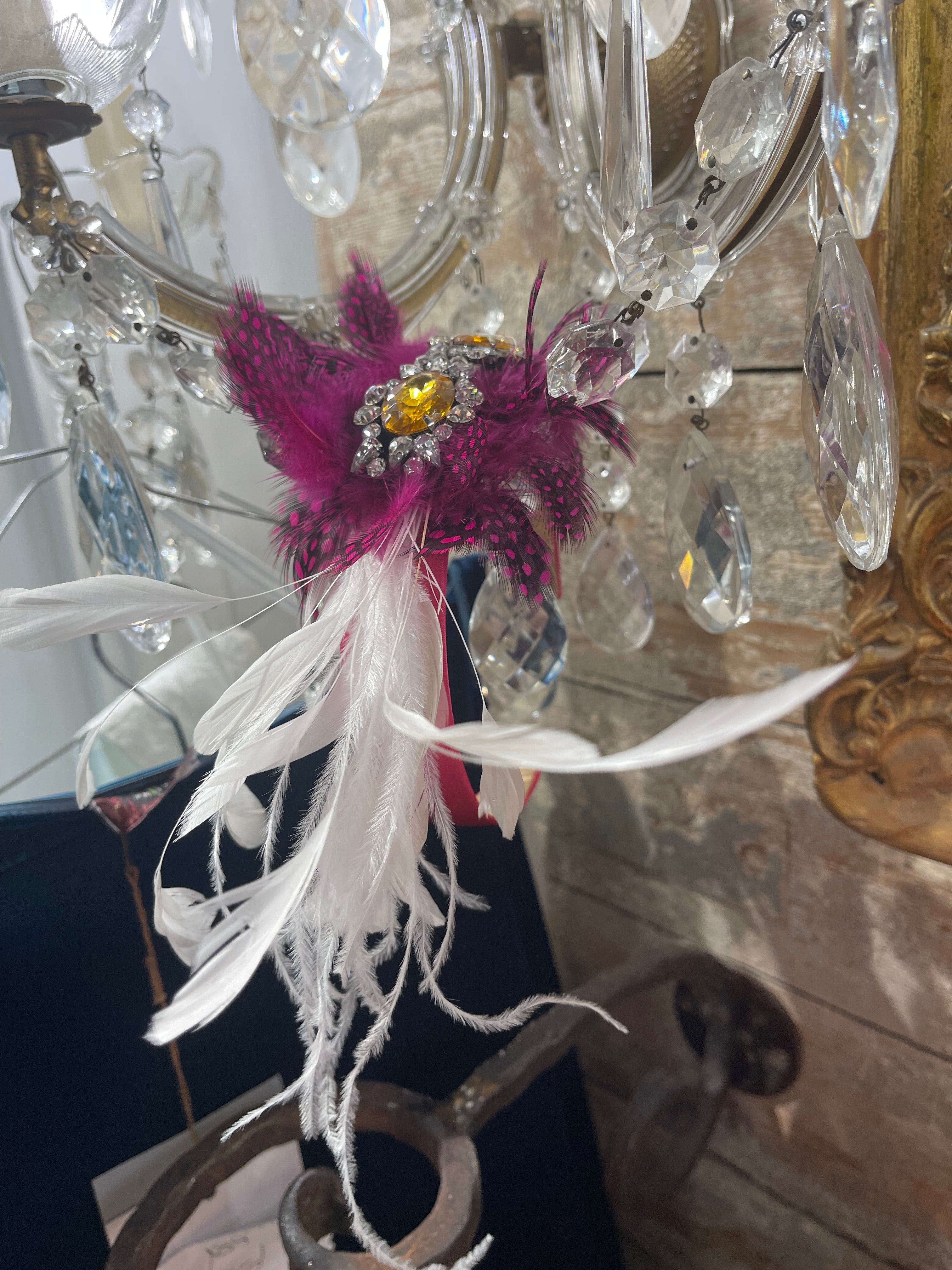 Cappellino piume fuxia e bianche