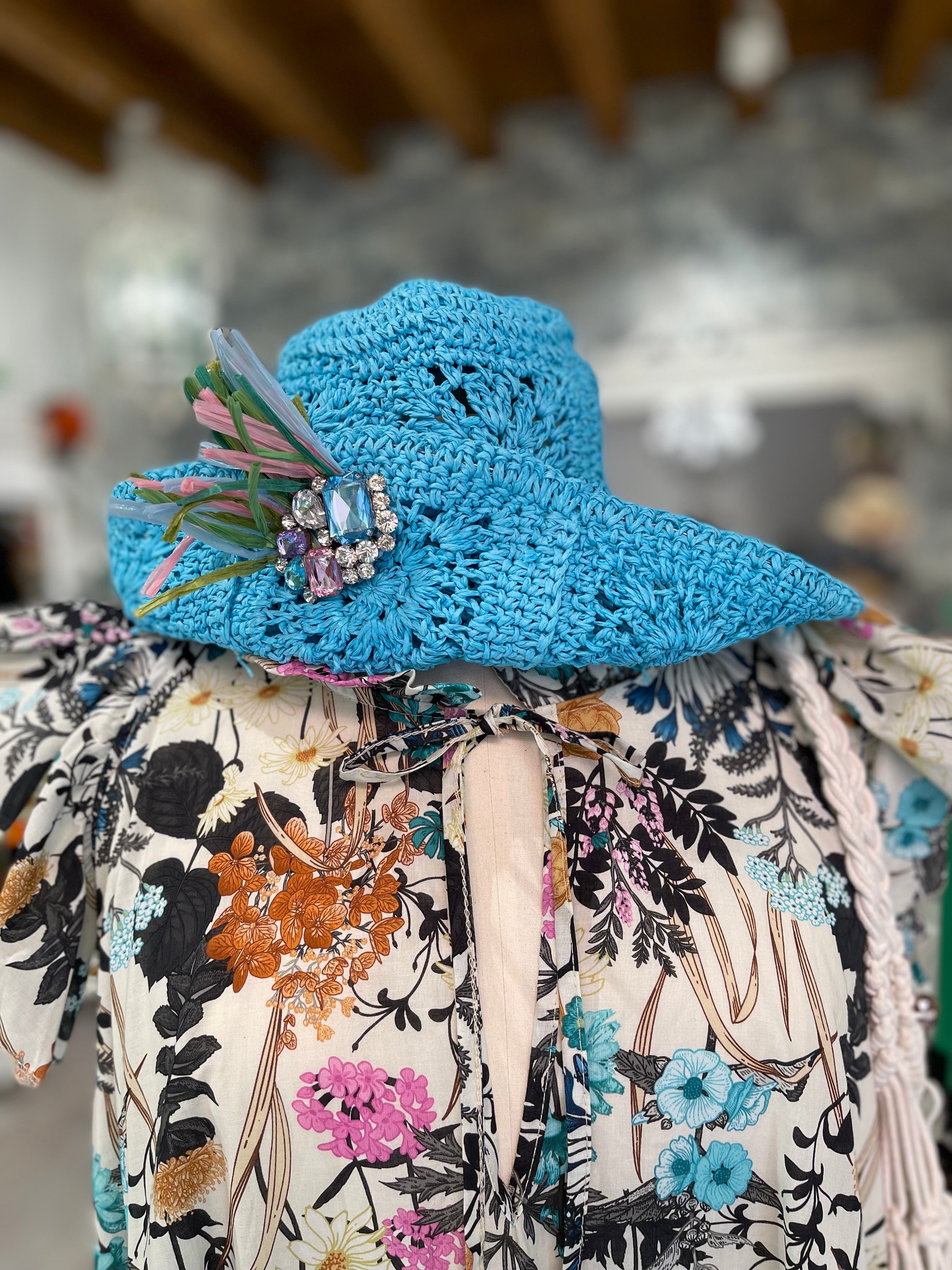 Cappello crochet azzurro