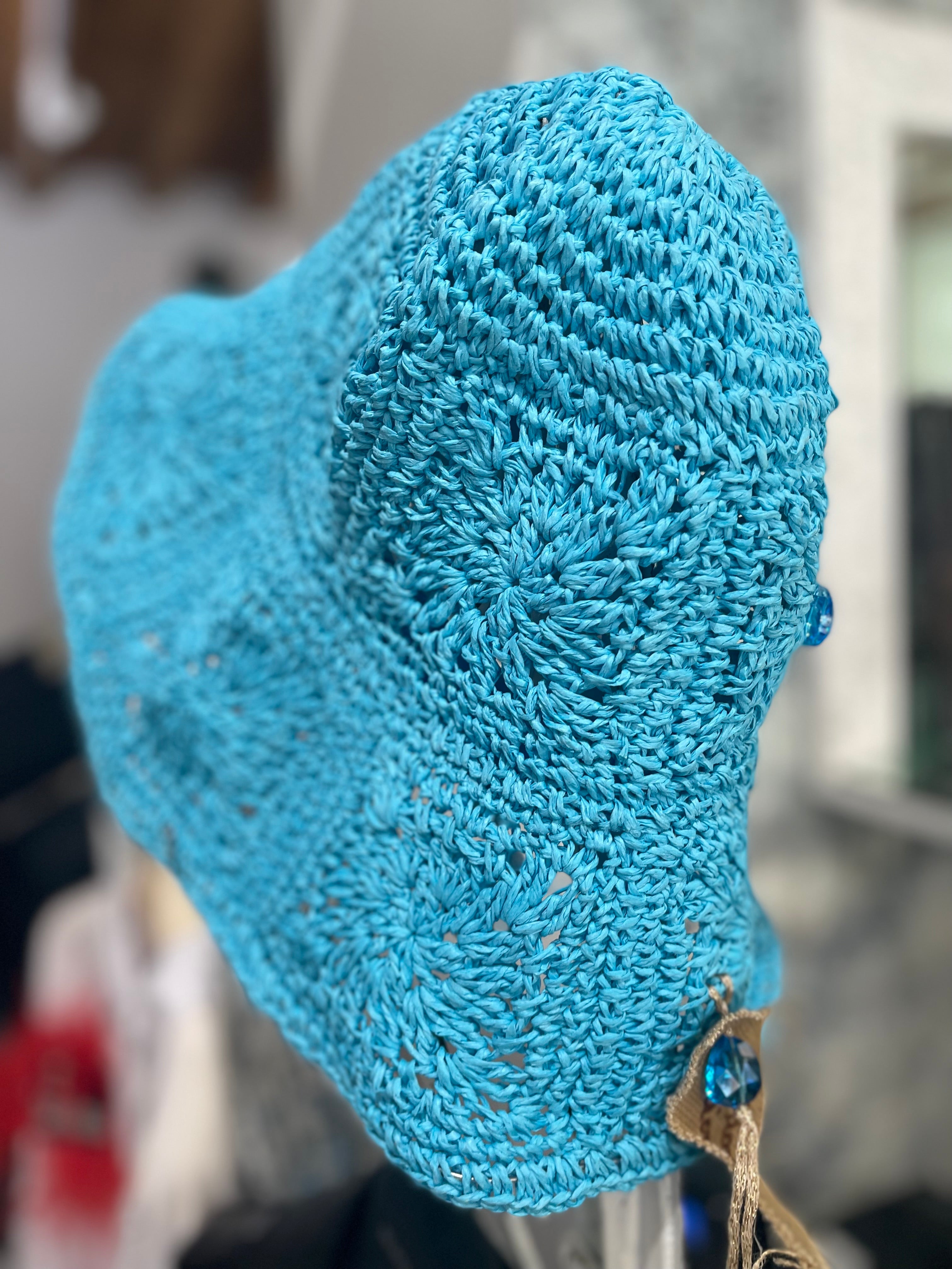 Cappello crochet azzurro