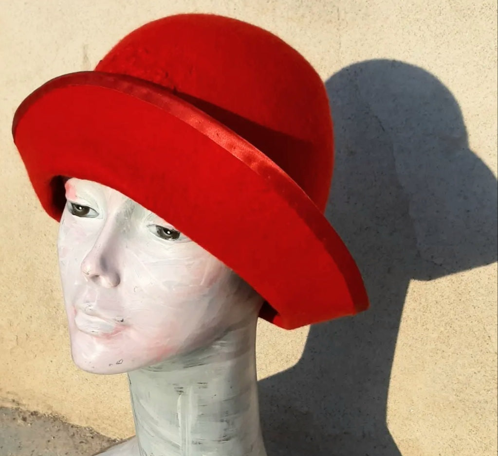 Cappello rosso in lana ro